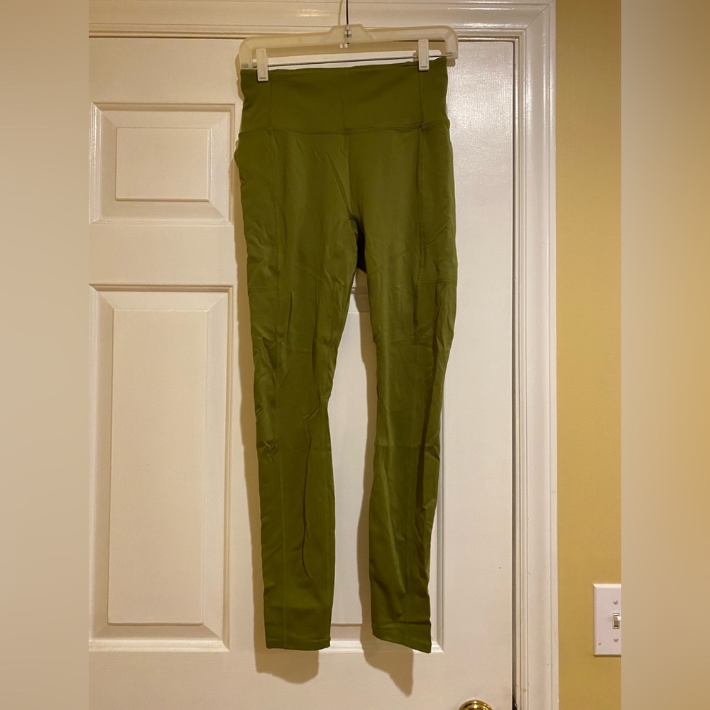 Fabletics workout leggings. With pockets! Size medium